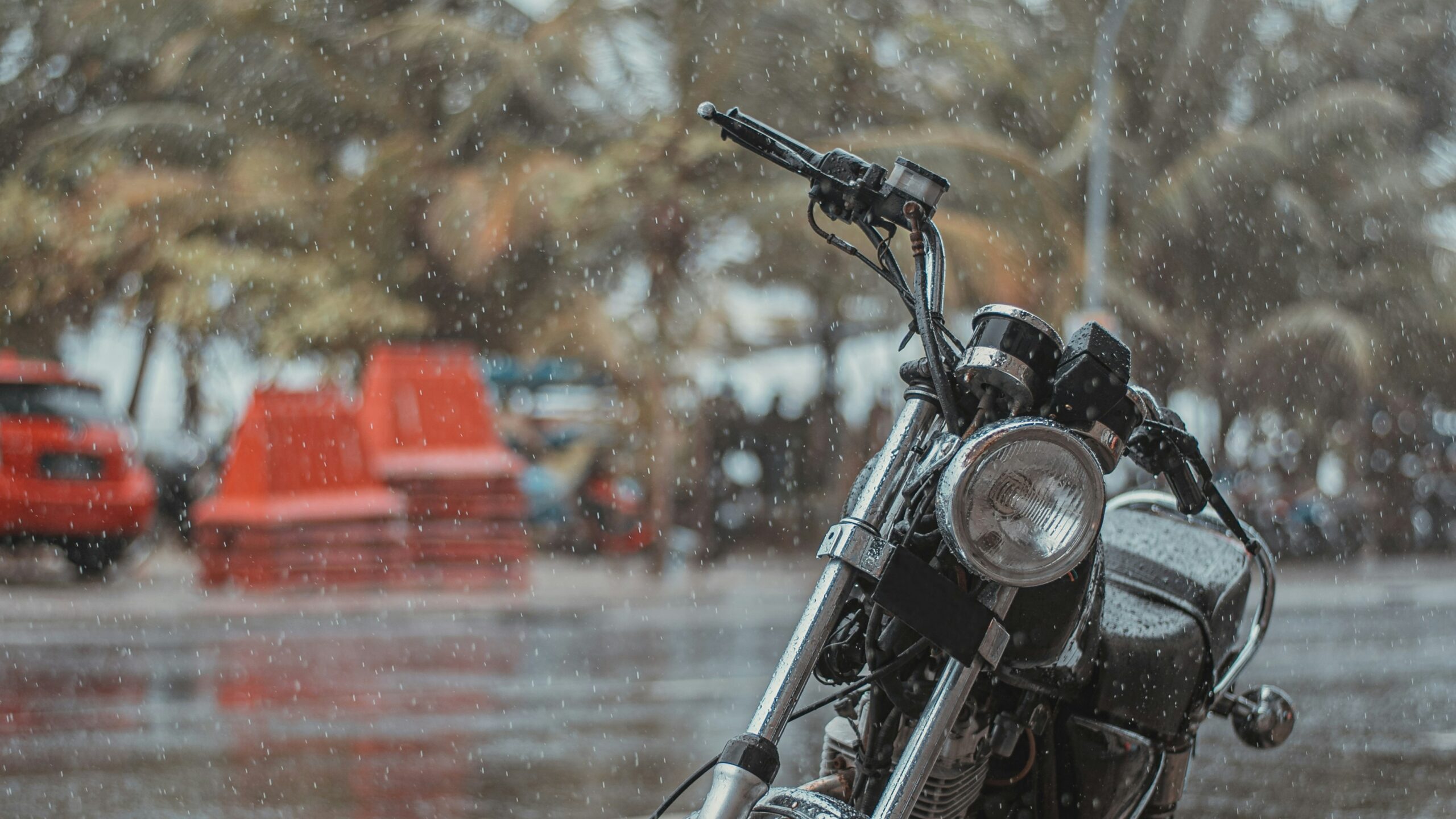 バイクと雨